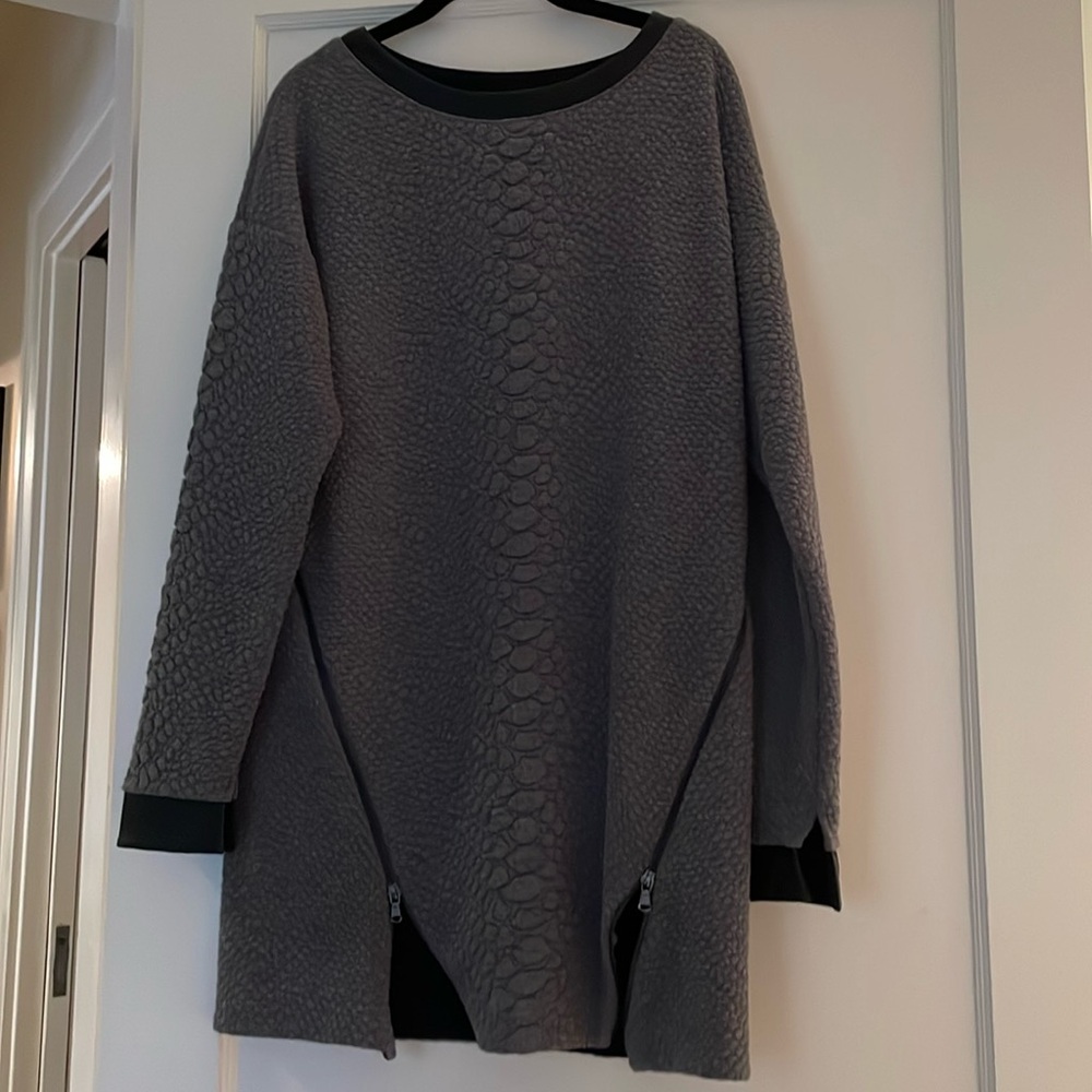 twenty grey snake textured tunic with faux leather trim and zippers, size small